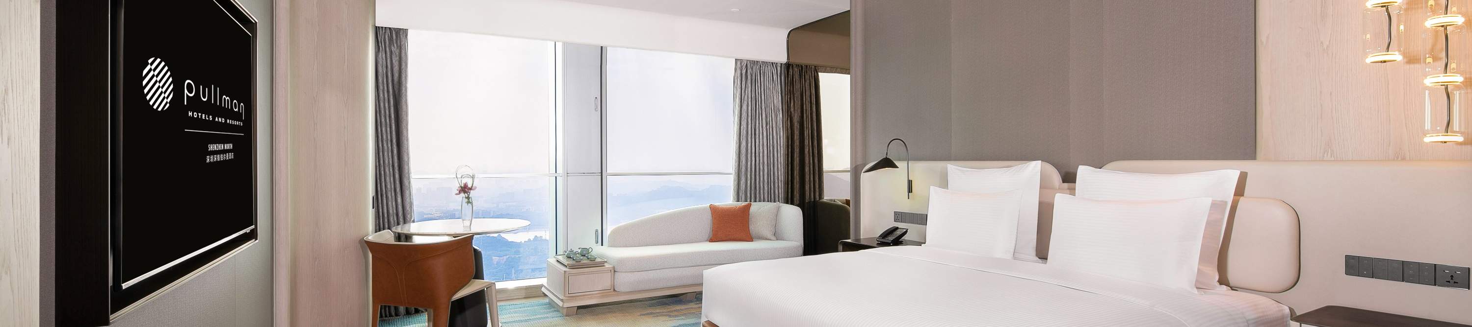 Inspirándose en el diseño moderno y moderno de Pullman, el hotel ha creado 271 habitaciones y suites cómodas y elegantes. Tres restaurantes y salones temáticos, incluido el restaurante Xingpu, abierto todo el día, y el restaurante chino Puyao, reúnen espe